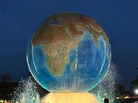 地球儀の噴水、夜景に輝く