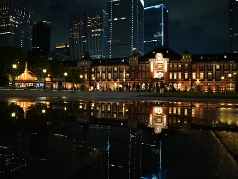 水面に映る東京駅、夜景のシンメトリー