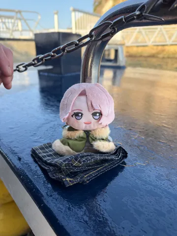 錨にぶらさがる小さな旅人