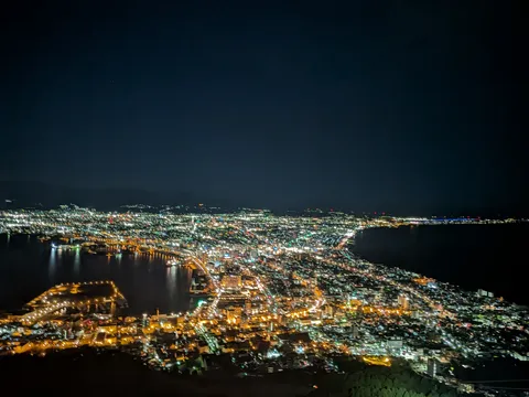 夜の海と街灯の語らい