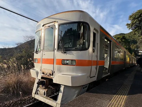 山間のローカル線、旅情を誘う風景