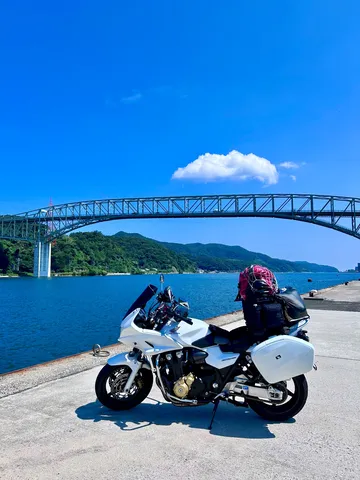 橋を臨む、旅の休息