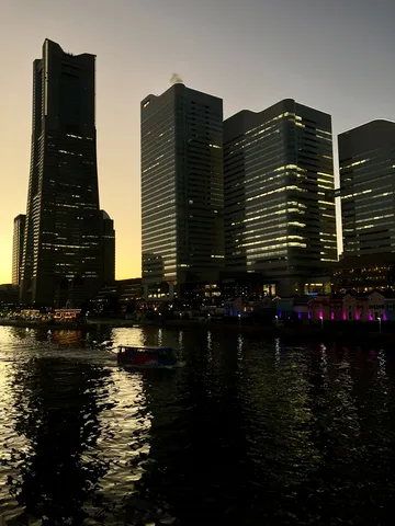 夕焼けに染まる水辺のビル群