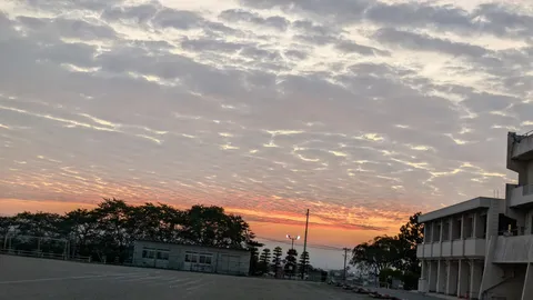 鱗雲と夕焼け、学校の風景