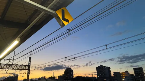 夕暮れ、路面電車の分岐点