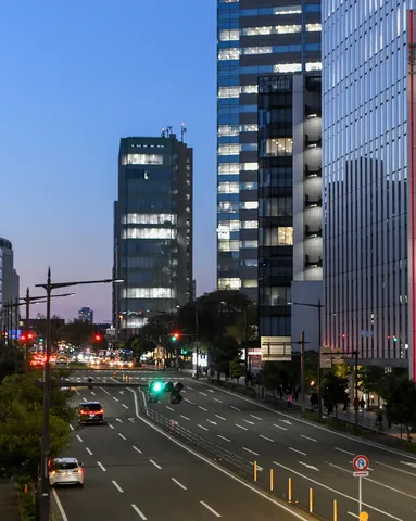 都会の夜景、車と光の交響曲