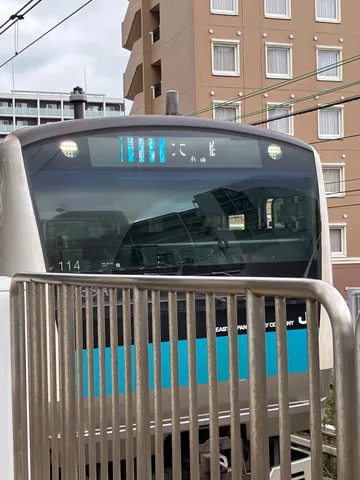 都市と電車の静かな一瞬