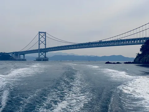 大海原を渡る巨人の背中