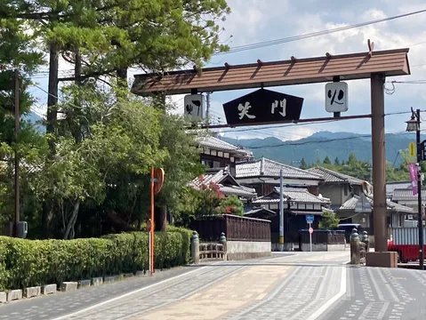 笑門の街並みと山影