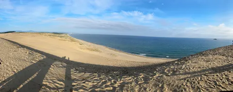 広がる砂浜と青い海、夏の記憶