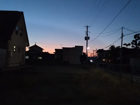 黄昏時の電線と灯り