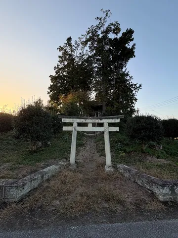 夕暮れ時の鳥居、静寂の入り口