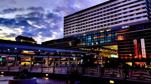 夕暮れの駅前の賑わい
