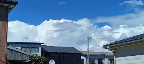積乱雲と夏の町