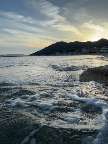波打ち際の静かな夕暮れ