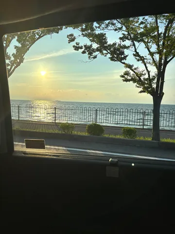 窓辺の夕暮れ、海辺のドライブ