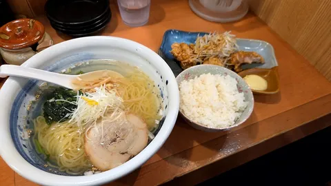 一杯のラーメンと温かい食卓