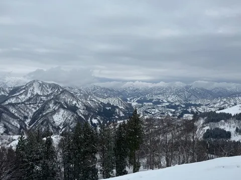雲海と雪山のコントラスト