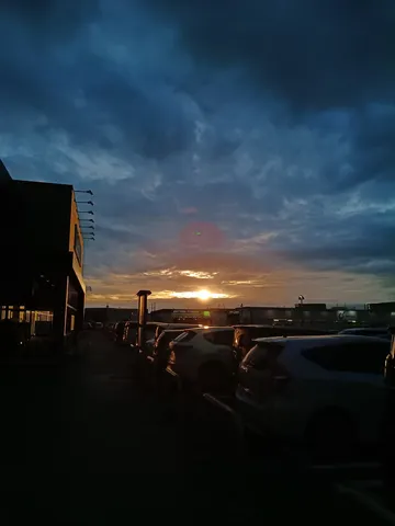 夕暮れの駐車場の一刻