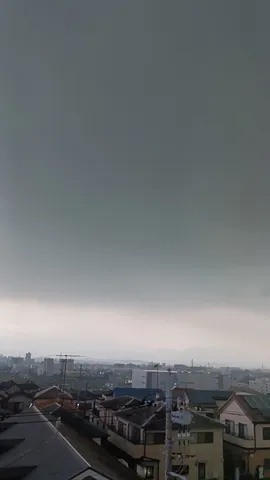 都会の空に広がる暗雲