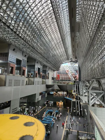 近未来都市のような駅構内