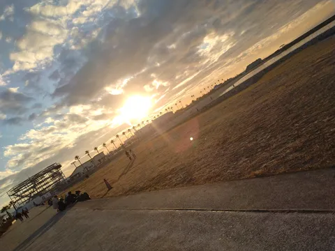 空と大地が溶け合う夕暮れ