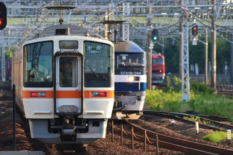 疾走する列車の交差点