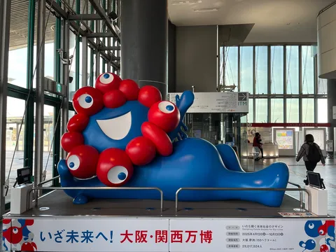 通路に寝そべる、青い謎の物体