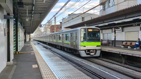 都会の駅に停車中の電車