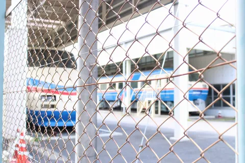 フェンス越しの鉄道風景