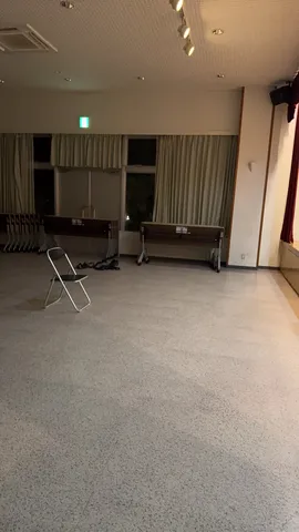 静寂が漂う、集いの場の片隅