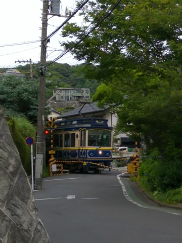 踏切を渡るレトロな電車
