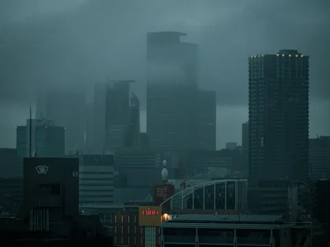 霧雨の都に揺れる影