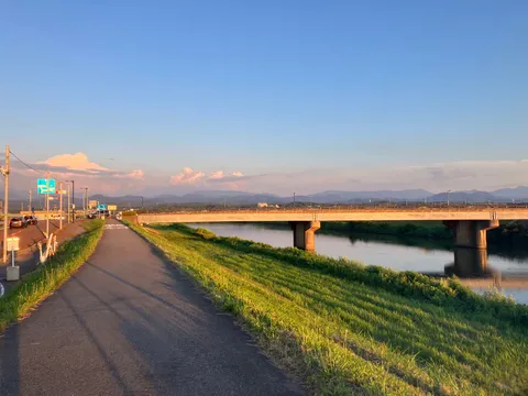 夕暮れ時の河川敷ロード