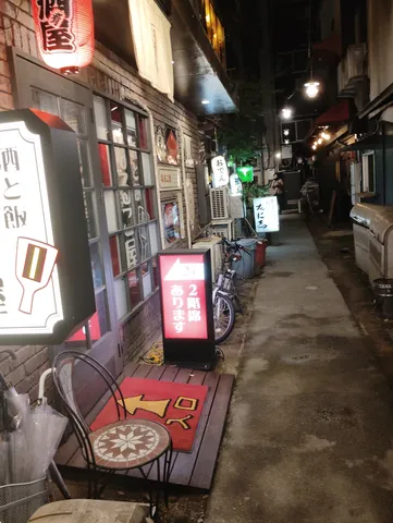 路地の提灯、夜の誘い