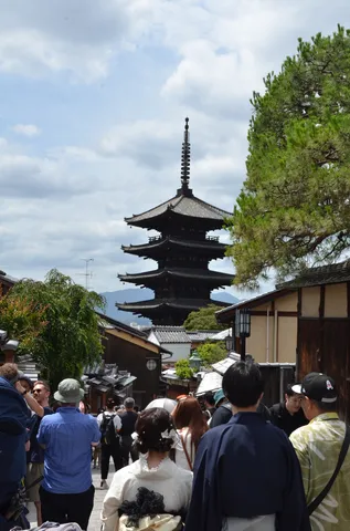 古都にそびえる五重塔の眺め