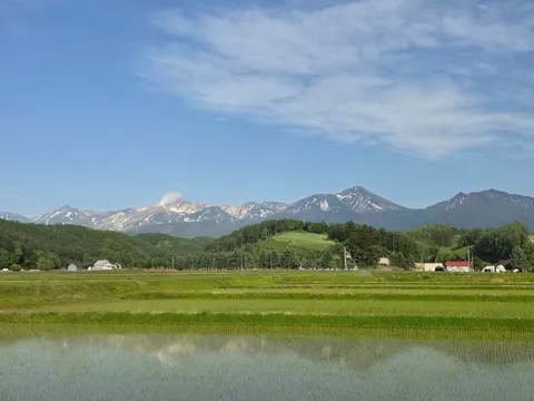 山々が連なる田園風景