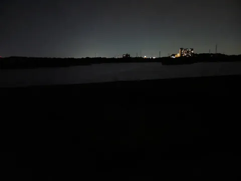 夜景に沈む水辺の風景