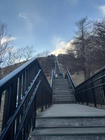 果てしなく続く階段の先へ