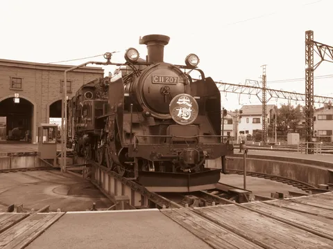 蒸気の息づく朝の駅風景