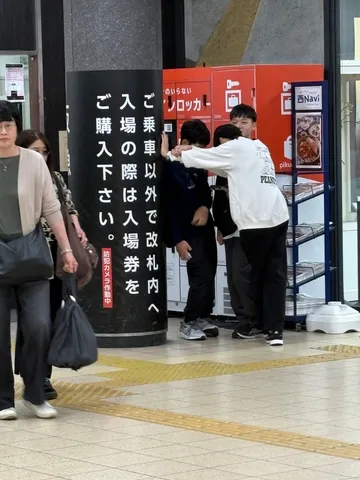 一瞬の立ち止まり、列車の旅の始まり