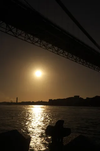 夕陽と橋、水面のきらめき