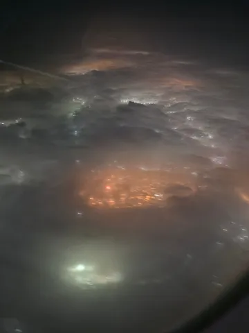 雲海を照らす夜景の光