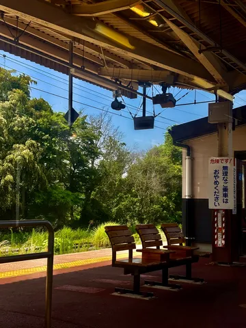 無人駅の静かな待ち時間