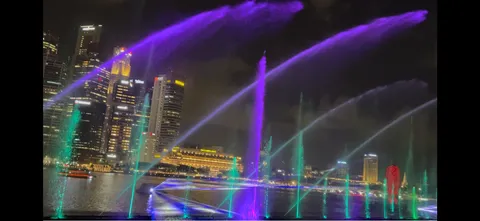 夜景と虹色噴水の夜