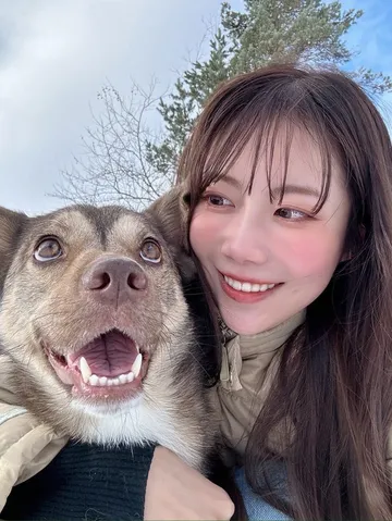 笑顔と犬の冬景色