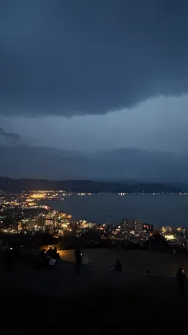 夜景と雲の静かな境界