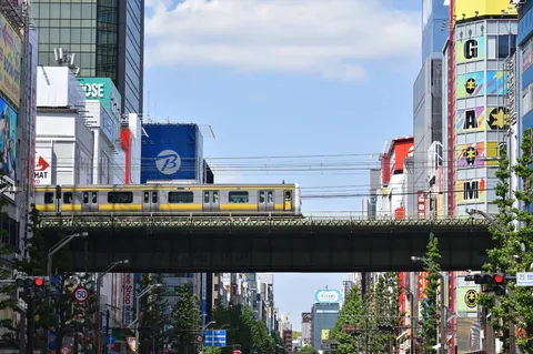 都市の隙間を縫う列車