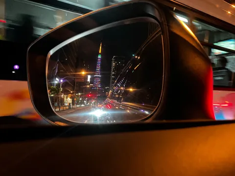 夜景を映すサイドミラー
