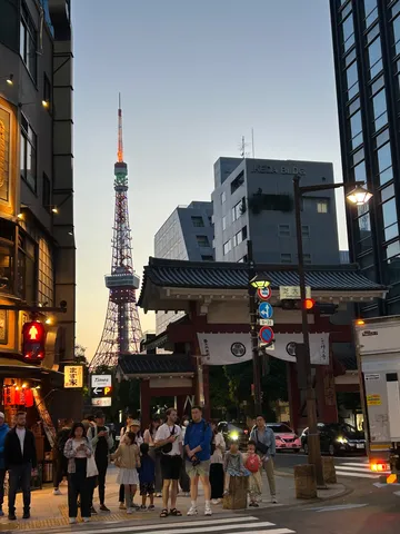 夕焼けに染まる街角、伝統と未来が交差する